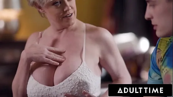 Sledujte ADULT TIME - Dee Williams' Stepson Can't Take His Eyes Off Of His Stepmom's Big Tits hřejivé klipy