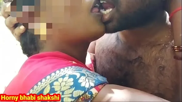 Regardez Sexy jeune femme tamoule s'entraînant dans la forêt avec des baisers, doigté et baise avec un étranger clips chaleureux