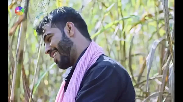 Assista a A namorada de Desi fode com o namorado no campo na floresta Hindi clipes interessantes