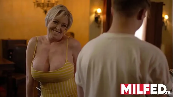 Katso Mother-in-law Seduces him with her HUGE Tits (Dee Williams) — MILFED lämmintä klippiä