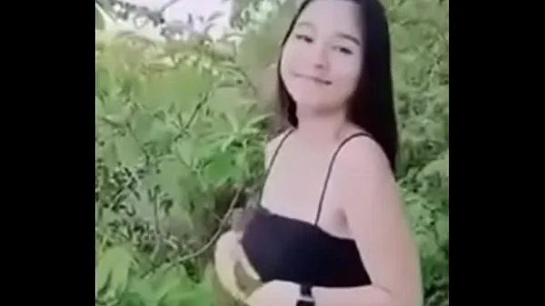 Se Little Mintra is fucking in the middle of the forest with her husband varme klipp