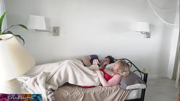 Tonton Stepmom shares a single hotel room bed with stepson Klip hangat