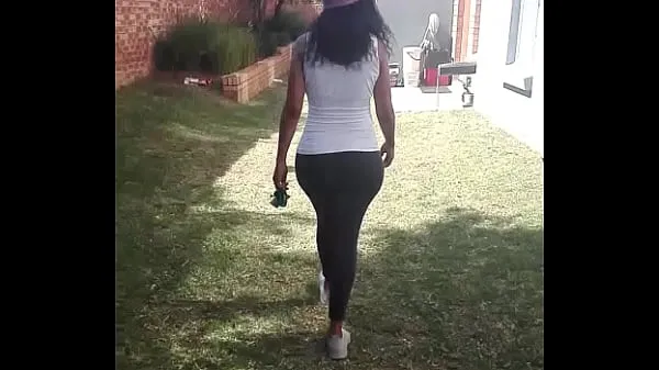 Nézzen meg Sexy AnalEbony milf taking a walk meleg klipet