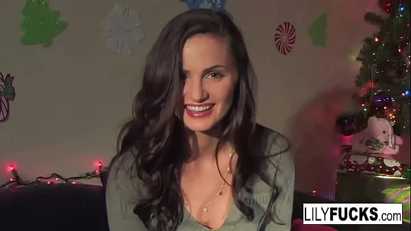Assista a Lily nos conta seus desejos de Natal com tesão antes de se satisfazer em ambos os buracos clipes interessantes