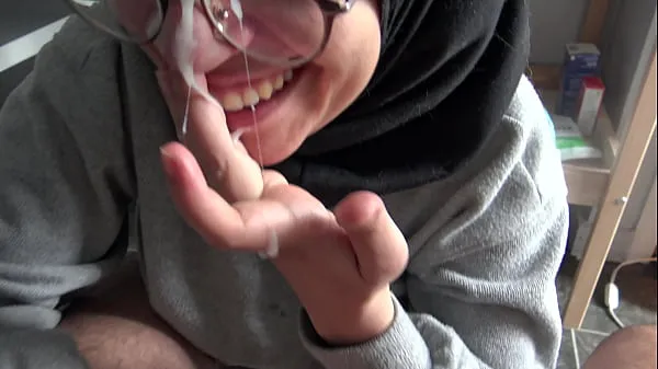 Obejrzyj A Muslim girl is disturbed when she sees her teachers big French cockciepłe klipy