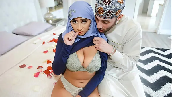 Bekijk Arab Husband Trying to Impregnate His Hijab Wife - HijabLust warme clips