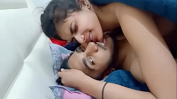 Se Desi Indian cute girl sex and kissing in morning when alone at home varme klipp