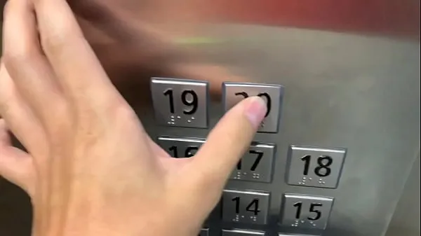 Regardez Sexe en public, dans l'ascenseur avec un inconnu et ils nous surprennent clips chaleureux