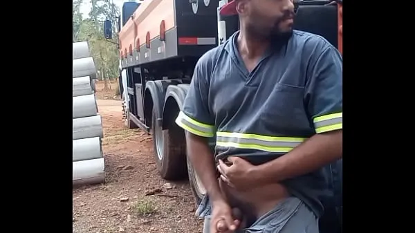 Titta på Worker Masturbating on Construction Site Hidden Behind the Company Truck varma klipp