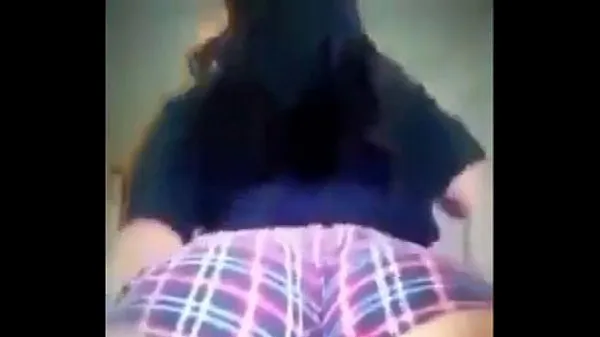 Titta på Thick white girl twerking varma klipp