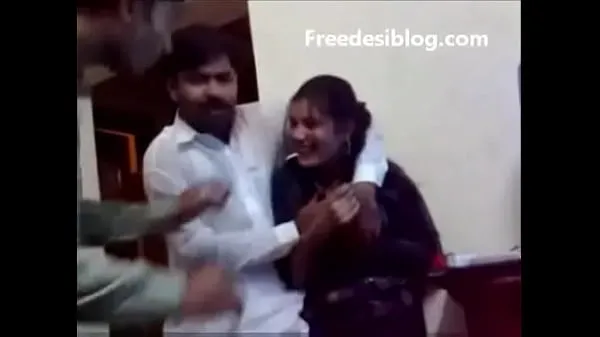 شاهد Pakistani Desi girl and boy enjoy in hostel room المقاطع الدافئة