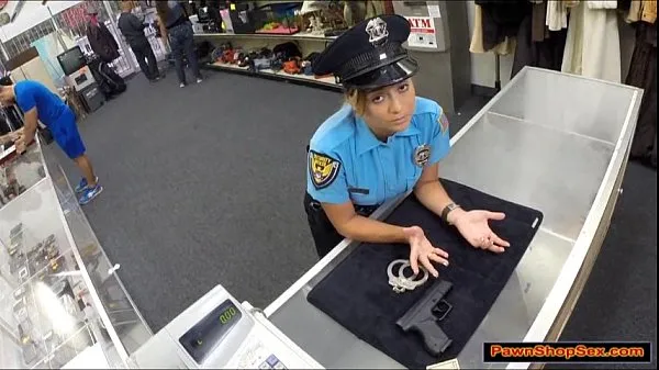Tonton Police officer pawns her gun and is fucked Klip hangat